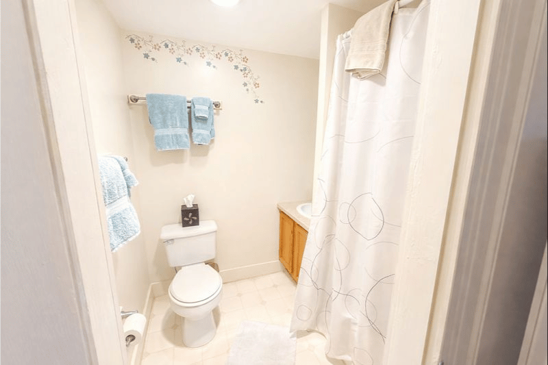 The New Hampshire Room Bathroom
