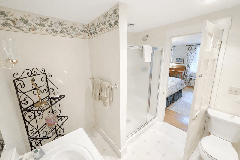 The Charles Hewes Room Bathroom